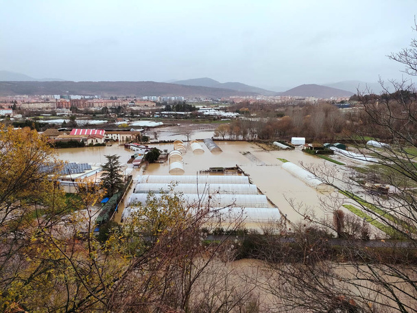 Arga Nehri 'ni sel bastı. Pamplona, Navarra, 10 Aralık 2021. - Fotoğraf, Görsel