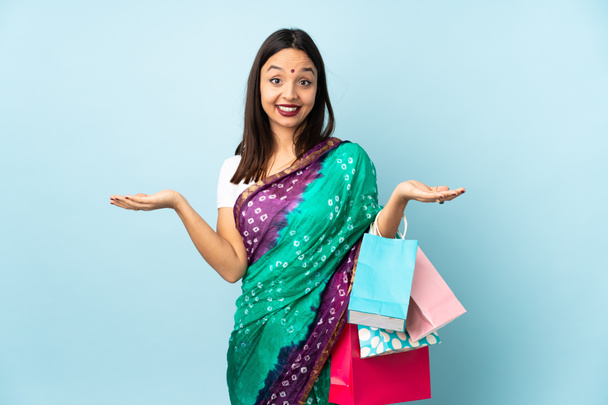 Jovem mulher indiana com sacos de compras feliz e sorridente - Foto, Imagem