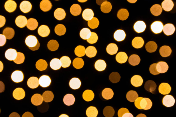 Fond de bokeh doré brillant pour des célébrations festives comme Noël, Silvester et une bonne fête de nouvelle année ainsi que des cartes d'invitation élégantes pour célébrer avec la pluie de paillettes et de nobles invités ensemble - Photo, image