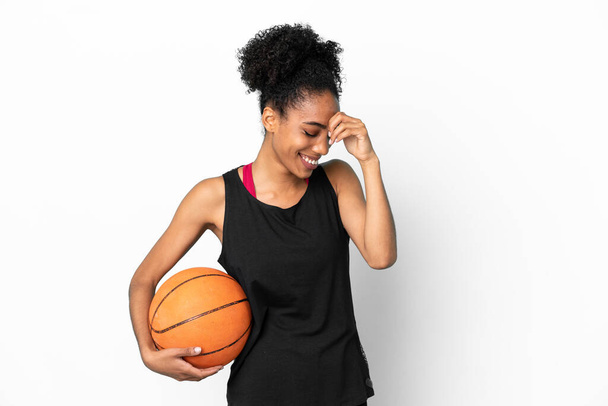 Jeune joueuse de basket femme latine isolée sur fond blanc riant - Photo, image