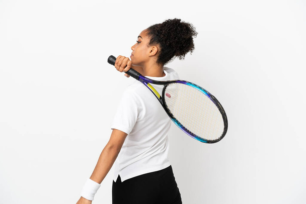 Młoda Latynoska kobieta odizolowana na białym tle gra w tenisa - Zdjęcie, obraz