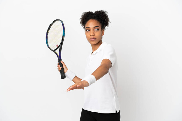 Mujer latina joven aislada sobre fondo blanco jugando tenis - Foto, imagen