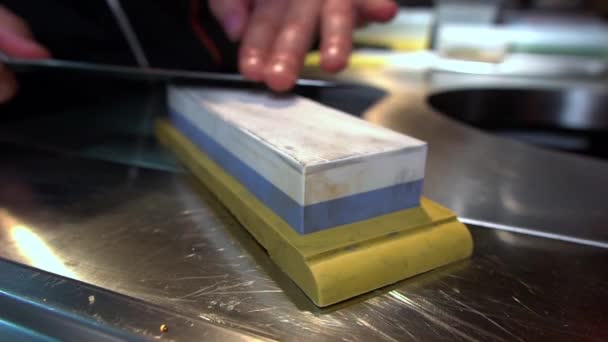 Schärfen eines Messers mit einem Stein - Filmmaterial, Video