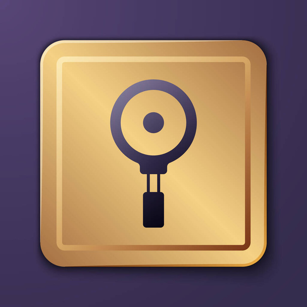 Icono de sartén púrpura aislado sobre fondo púrpura. Símbolo de comida asada o frita. Botón cuadrado dorado. Vector - Vector, imagen