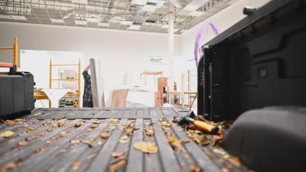 Καυκάσιος εργάτης κατασκευών HVAC Φόρτωσε κομμάτια του αγωγού αεραγωγών στο φορτηγό του μέσα σε μια αποθήκη - Πλάνα, βίντεο