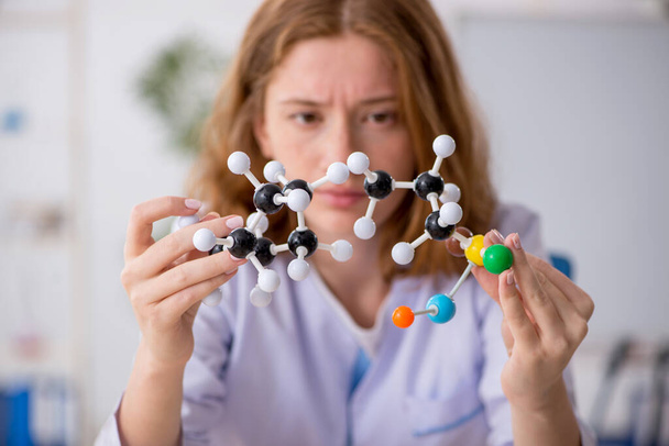 Molekuláris modellt tanuló fiatal vegyész hallgató - Fotó, kép