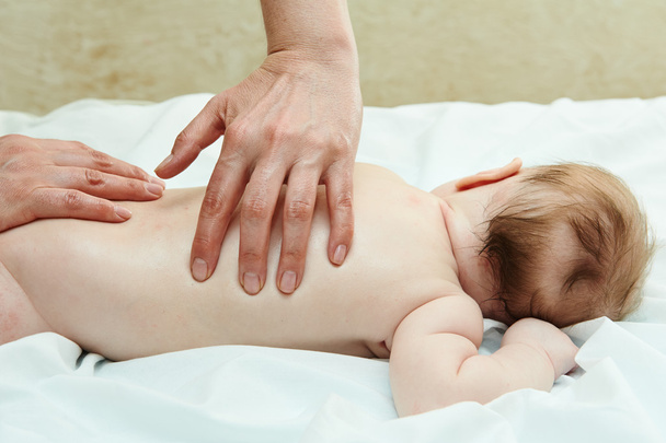 Masseur massaging a child - Foto, Bild