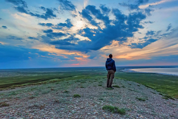 Junge männliche Wanderer blicken auf Meer und Horizont - Foto, Bild