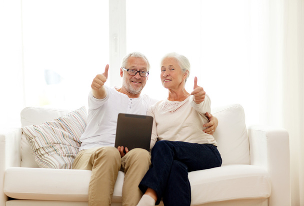 happy senior couple with tablet pc at home - Zdjęcie, obraz