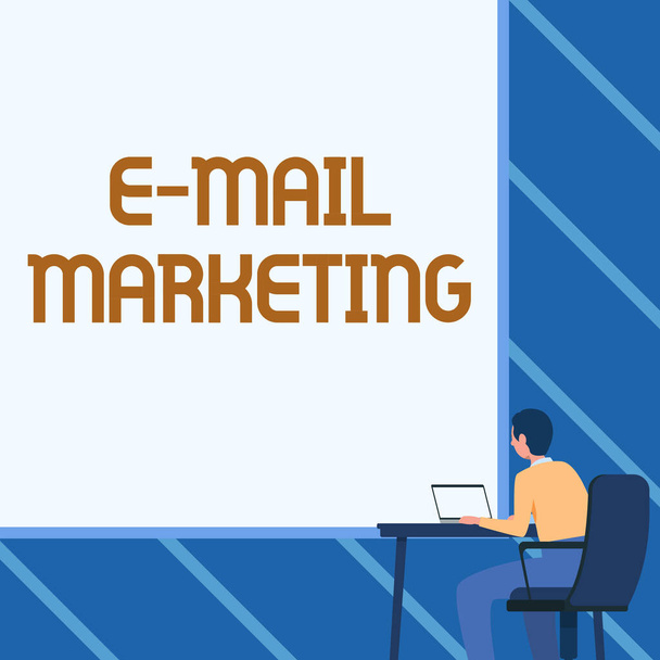 Text, der E-Mail Marketing inspiriert. Konzept bedeutet E-Commerce Werbung Online-Verkauf Newsletter Promotion Man Sitzt Sessel Mit Laptop Auf Tisch Mit Großem Blanko Board. - Foto, Bild