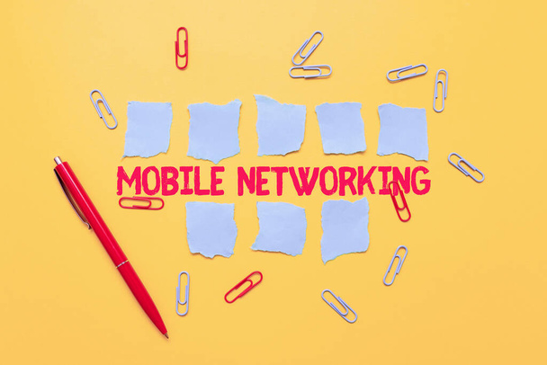 Κείμενο γραφής Mobile Networking. Internet Concept Δίκτυο επικοινωνίας όπου η τελευταία σύνδεση είναι ασύρματη κριτική σκέψη Εύρεση Ενδείξεις Απαντώντας σε ερωτήσεις συλλογή δεδομένων - Φωτογραφία, εικόνα
