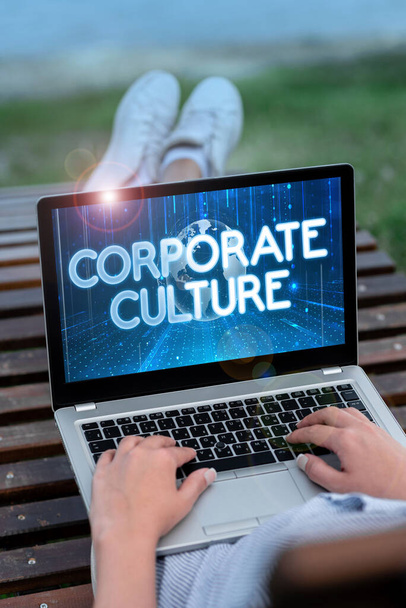 Πινακίδα "Εταιρική κουλτούρα". Internet Concept Πιστώσεις και ιδέες ότι μια εταιρεία έχει κοινές αξίες Laptop Ξεκουράζεται σε Lap Of Woman Με Σταυρό Πόδι Επίτευξη Απομακρυσμένη Εργασία. - Φωτογραφία, εικόνα