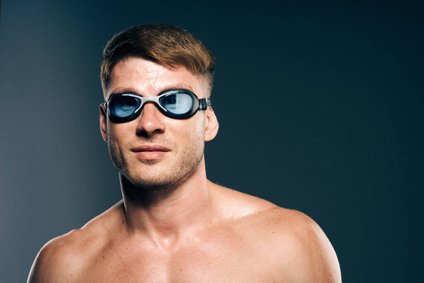 sports man with naked torso swimmer professional dark background - Foto, Imagen