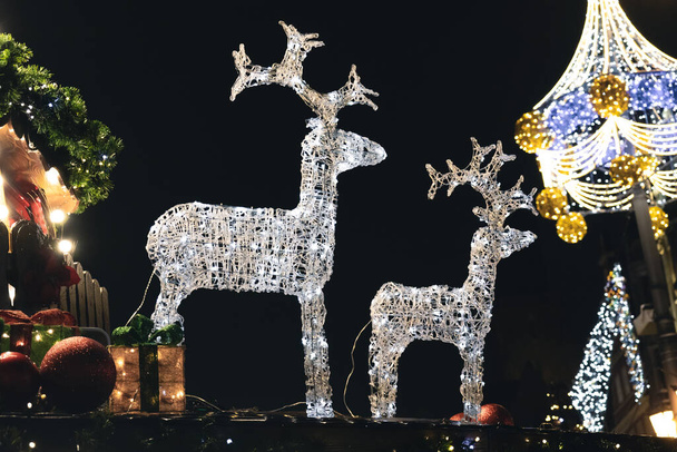 Hehkuva joulu peura kadulla koristella oikeudenmukainen - Valokuva, kuva