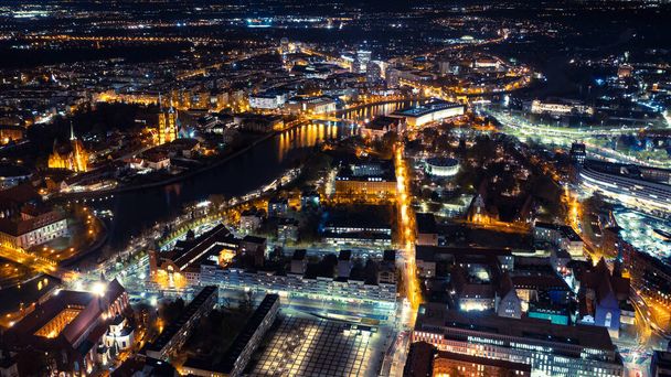 Panorama jasno oświetlonego północnoeuropejskiego miasta w nocy z wysokości - Zdjęcie, obraz