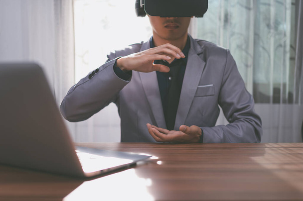 Empresários estão usando óculos de realidade virtual no mundo virtual metaverso. - Foto, Imagem