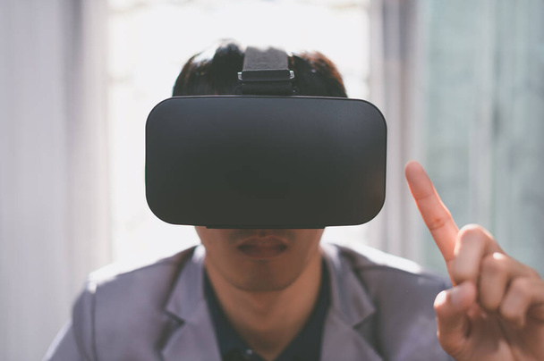 Zakenmensen gebruiken virtual reality brillen in de virtuele metaverse wereld. - Foto, afbeelding