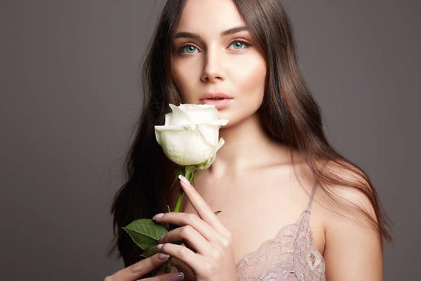 Piękny nagi makijaż kobieta z kwiatem. Piękny portret zmysłowej dziewczyny z białą różą - Zdjęcie, obraz