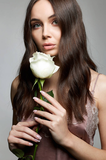 Hermosa mujer desnuda maquillaje con flor. Belleza Retrato de chica sensual con Rosa Blanca - Foto, imagen