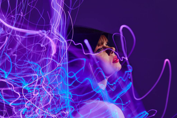 Портрет очаровательной дамы неоновые линии, представляющие модель гламурный цвет фона неизменным - Фото, изображение