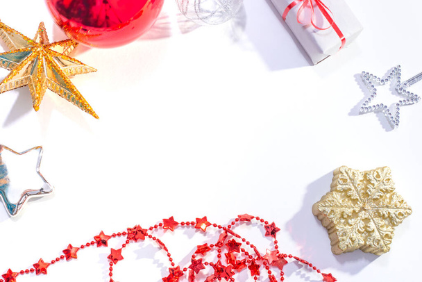 Joulun lelut, kynttilät ja koristeet valkoisella juhlataustalla kopiointitilalla - Valokuva, kuva