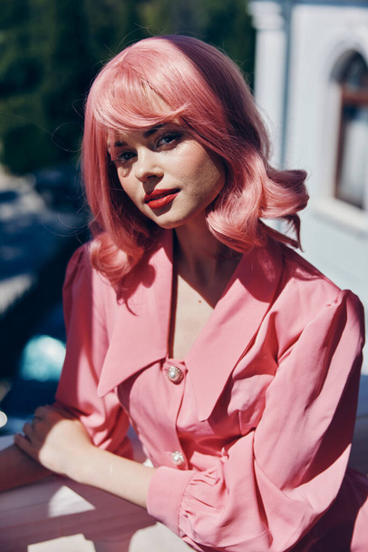 csinos nő Vintage divat rózsaszín haj pózol nyár Boldog nő pihentető - Fotó, kép