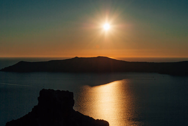 Coucher de soleil sur la caldera dans le contexte du rocher de Skaros, Santorin, Grèce - Photo, image