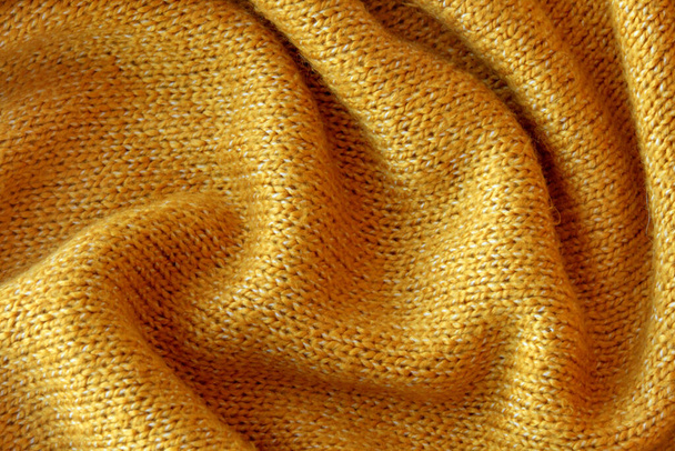 柔らかいニットイエローセーターの質感を閉じます。ライトオレンジの抽象的な背景 - 写真・画像