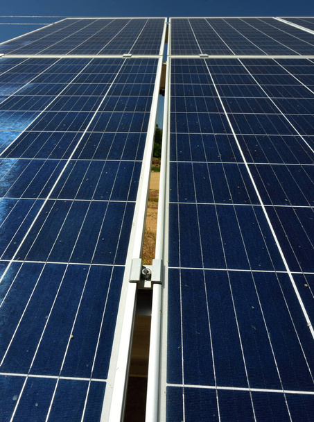 Lähemmäs ääretön sininen aurinkopaneeli luo vihreää energiaa - Valokuva, kuva