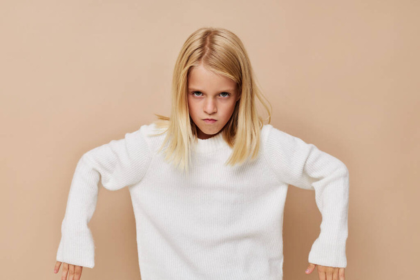 счастливый ребенок в белом свитере детей концепция образа жизни - Фото, изображение
