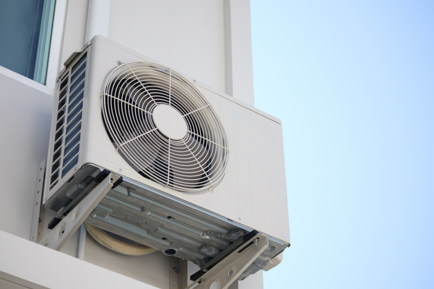 Klimatyzacja urządzenie zewnętrzne sprężarki instalować na zewnątrz domu z niebieskim niebem - Zdjęcie, obraz