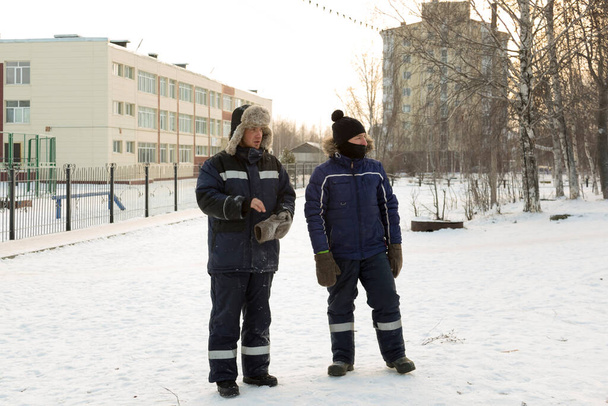 Retrato de los trabajadores en una obra de construcción en traje de invierno
 - Foto, imagen