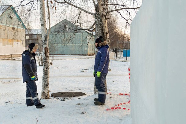 Työntekijöiden muotokuva rakennustyömaalla talviasussa
 - Valokuva, kuva