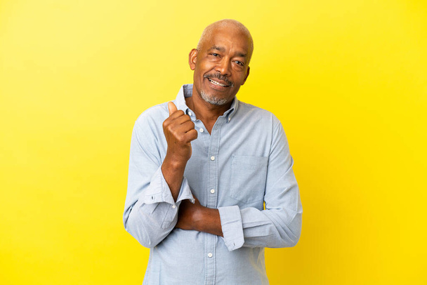 Cuban Senior isolated on yellow background laughing - 写真・画像