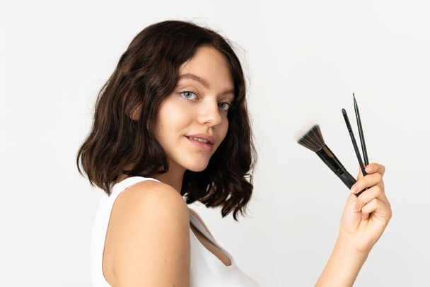 Teenager ukrainische Mädchen isoliert auf weißem Hintergrund halten Make-up-Pinsel - Foto, Bild