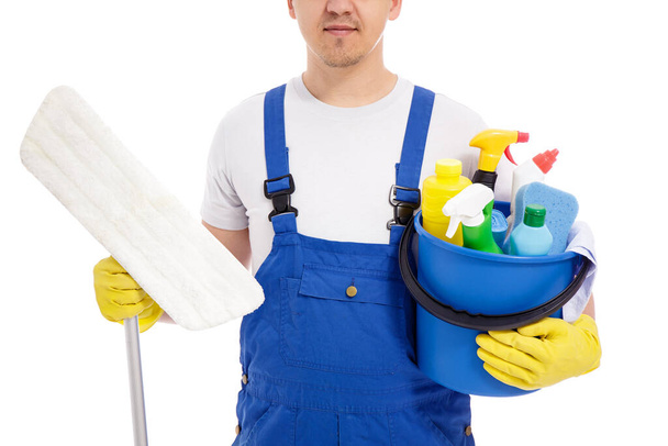 conceito de limpeza esfregona e balde com equipamento de limpeza em mãos masculinas isoladas sobre fundo branco - Foto, Imagem