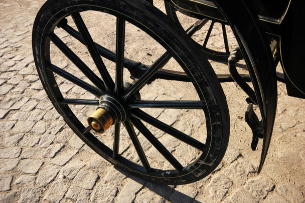 колеса старого транспорту Фаетон
 - Фото, зображення