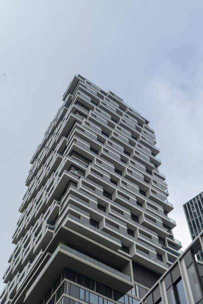 Krásný výhled na moderní budovu pod zataženou oblohou - Fotografie, Obrázek