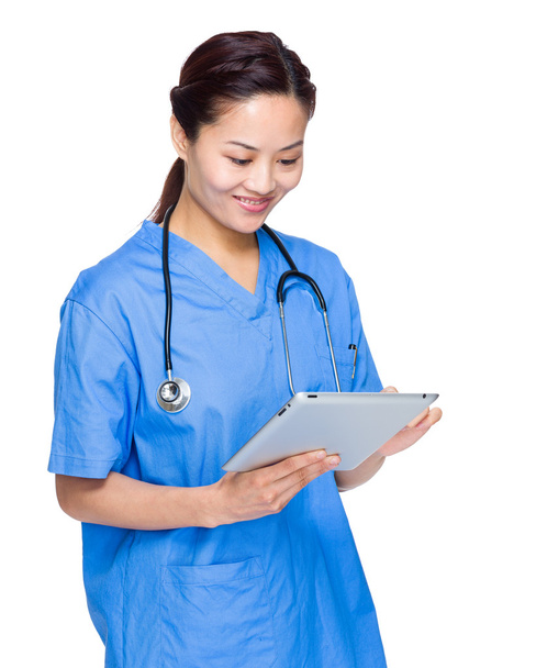 Médico femenino usando tableta digital
 - Foto, Imagen