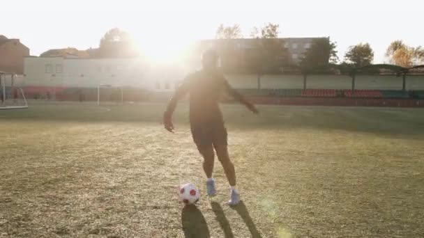 Νεαρό μαύρο κορίτσι στο ποδόσφαιρο κατάρτισης που κάνει μπάλα χειρισμό άσκηση σε κίνηση εκτελεί feints και τακτικές ελιγμούς - Πλάνα, βίντεο