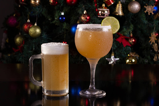Drink cozumel en bier uit een Amerikaans glas op een kerst thema achtergrond. - Foto, afbeelding