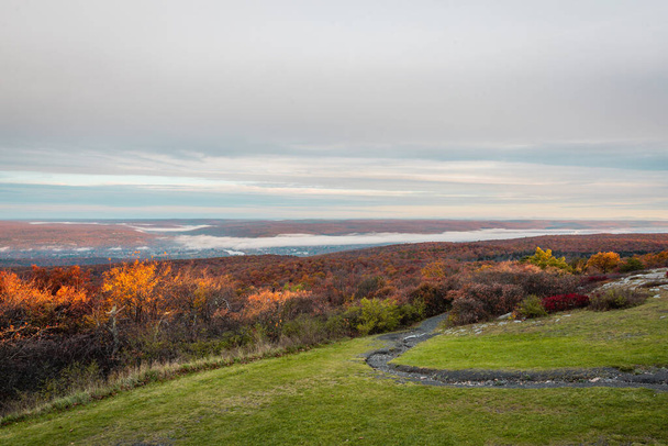 A beautiful autumn landscape in High Point State Park, New Jersey, USA, at sunrise - 写真・画像