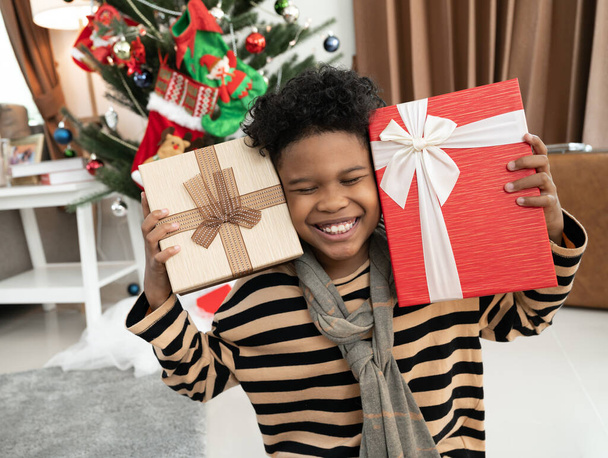 Happy boy children with afro hair gift box and Christmas decorations - Zdjęcie, obraz