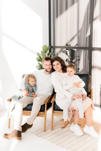 young father and mother with kids  posing at home  - Foto, imagen