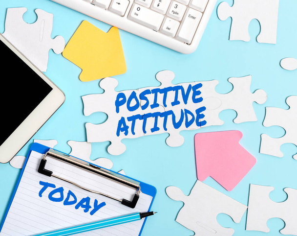 Концептуальный дисплей Позитивное отношение. Слово за то, чтобы быть оптимистом в жизни в поисках хорошего - Фото, изображение