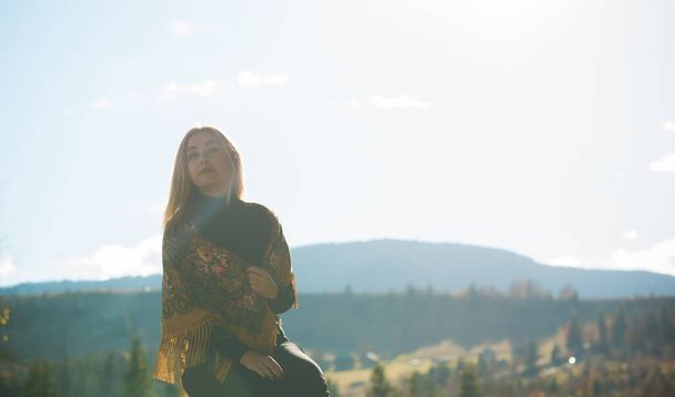 Dağlardaki modern çingene kadın Romanya, tatil ve seyahat konsepti - Fotoğraf, Görsel