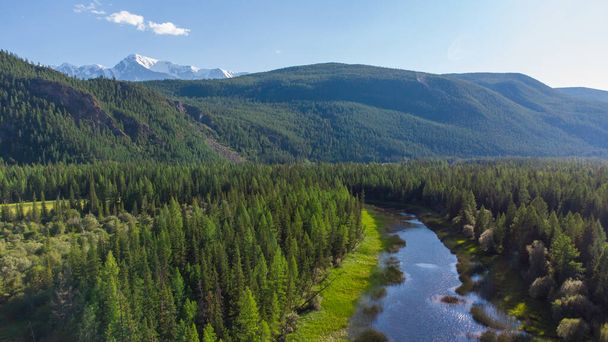 Río Chuya a lo largo de la carretera en verano desde una altura, Montaña Altai, Rusia - Foto, Imagen
