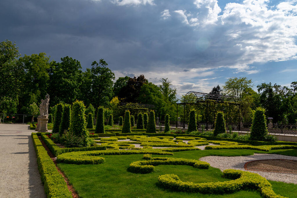 kaunis puisto suunnittelu Englanti tyyliin Willanow Palace Puola - Valokuva, kuva