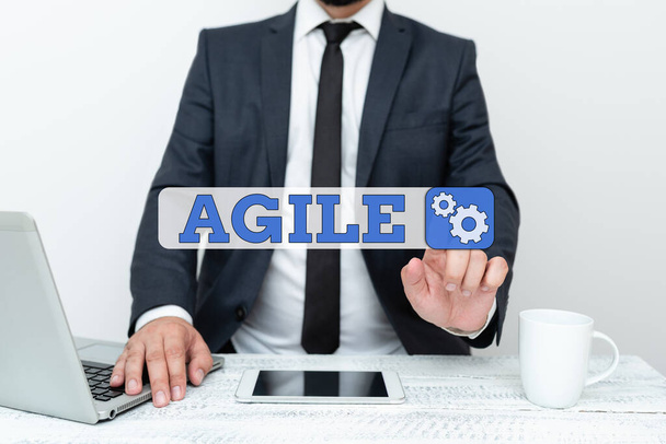 Подписывайтесь на Agile. Бизнес демонстрирует особый подход к управлению проектами, который используется в программном обеспечении Remote Office Work Online, голосовом и видеозвонке - Фото, изображение