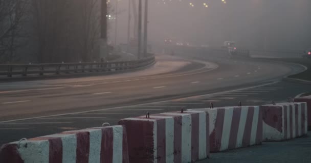 Νύχτα, πυκνή ομίχλη στην εθνική οδό. Μέρος του δρόμου είναι κλείδωμα με τσιμεντόλιθους - Πλάνα, βίντεο